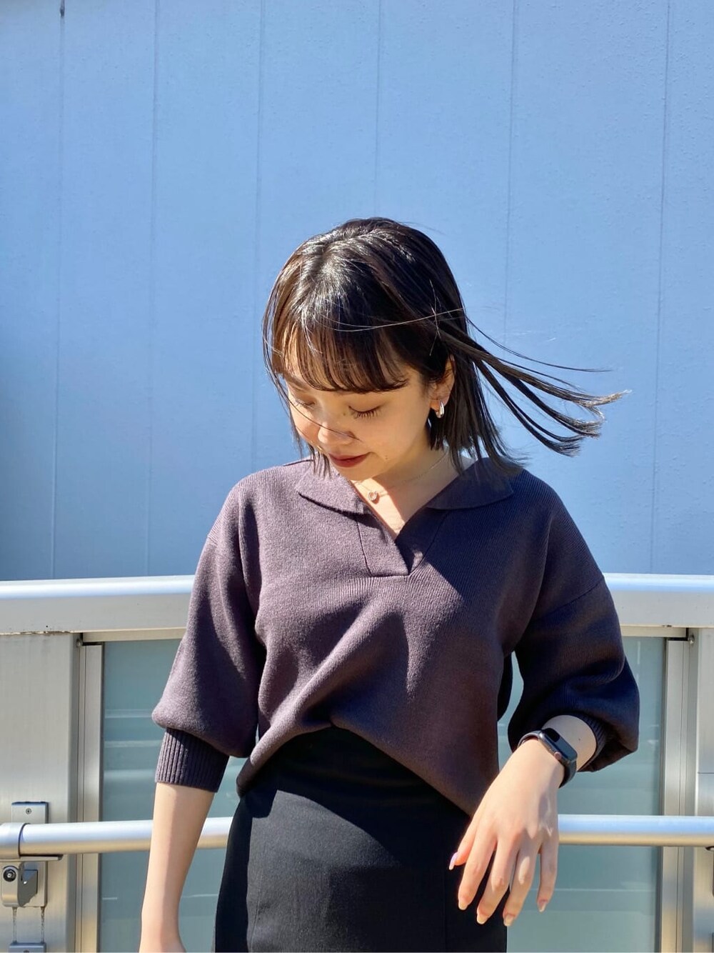 ブラック系のショルダーバッグ、ブラウン系のブーツ、ブラック系のスカートを着用したレディースの冬コーディネートの2枚目の写真