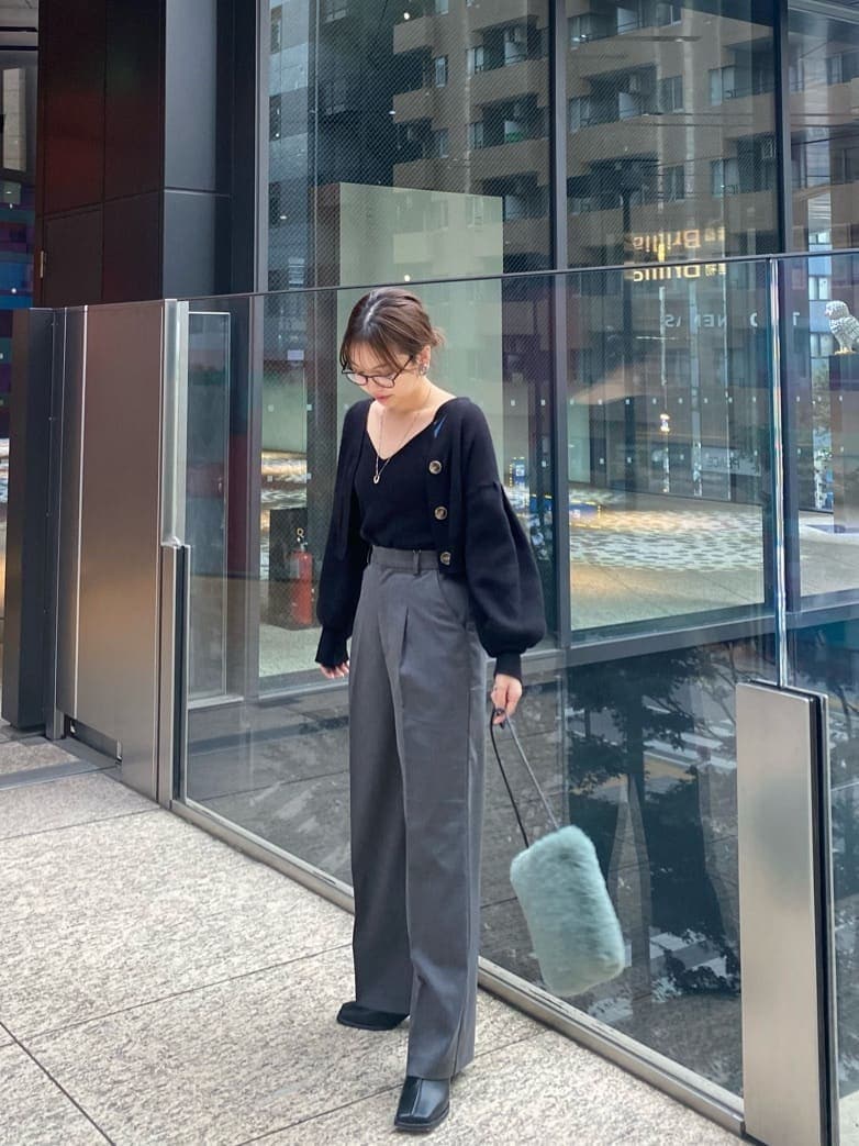 ブラック系のブーツ、グレー系のスラックス、ブラック系のカーディガン/ボレロを着用したレディースの秋コーディネートの2枚目の写真