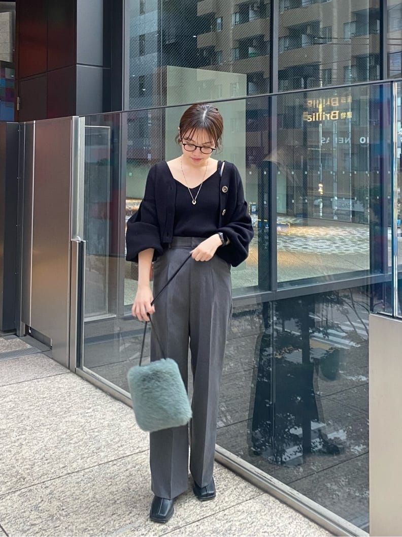 ブラック系のブーツ、グレー系のスラックス、ブラック系のカーディガン/ボレロを着用したレディースの秋コーディネートの3枚目の写真