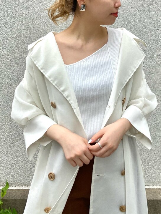 ホワイト系のパンプス、ホワイト系のニット/セーター、ブラウン系のその他パンツを着用したレディースの春コーディネートの4枚目の写真
