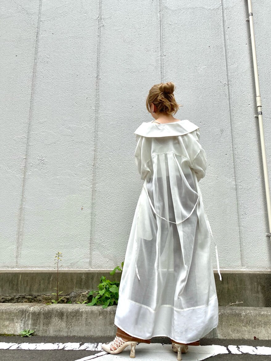 ホワイト系のパンプス、ホワイト系のニット/セーター、ブラウン系のその他パンツを着用したレディースの春コーディネートの2枚目の写真