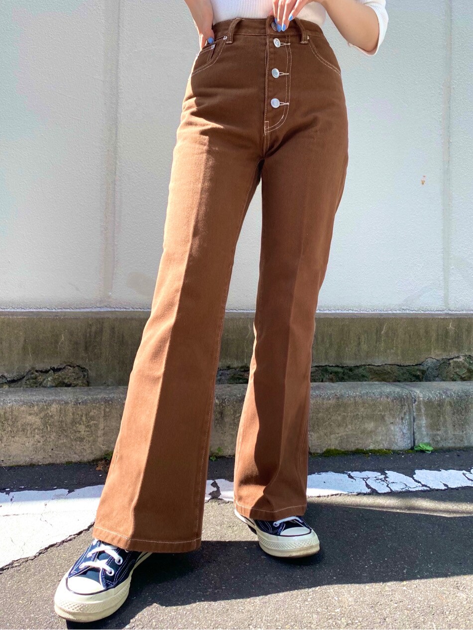 ブラウン系のその他パンツ、ホワイト系のTシャツ/カットソーを着用したレディースの春コーディネートの3枚目の写真