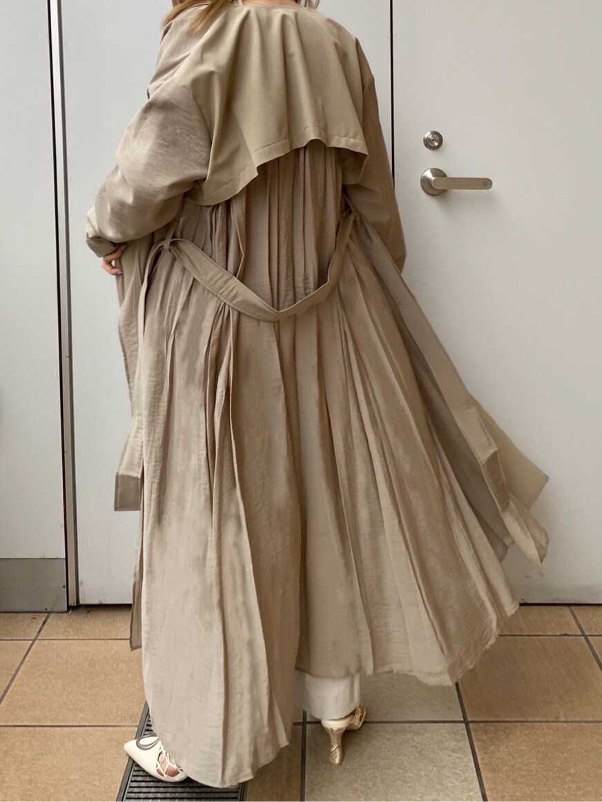 ベージュ系のその他アウター、ホワイト系のパンプス、ホワイト系のその他パンツを着用したレディースの春コーディネートの3枚目の写真