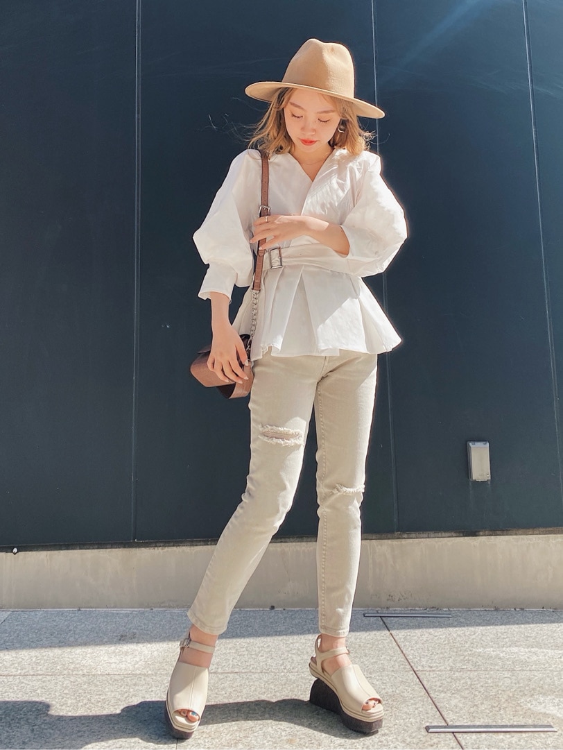 ホワイト系のシャツ/ブラウス、ホワイト系のサンダル、ピンク系のハンドバッグを着用したレディースの春コーディネートの3枚目の写真