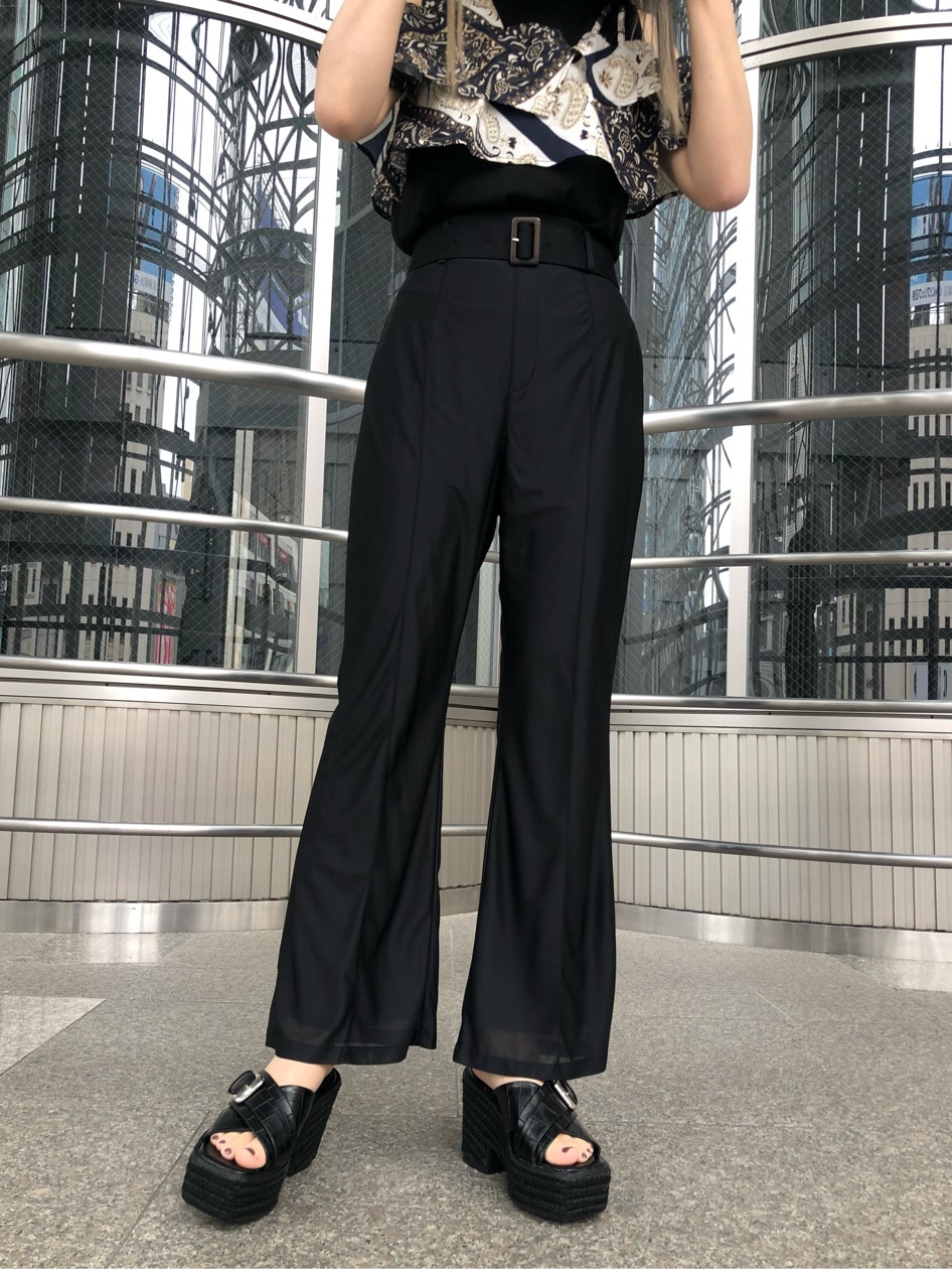 ブラック系のその他パンツ、ブラック系のサンダル、ブラック系のTシャツ/カットソーを着用したレディースの春コーディネートの3枚目の写真