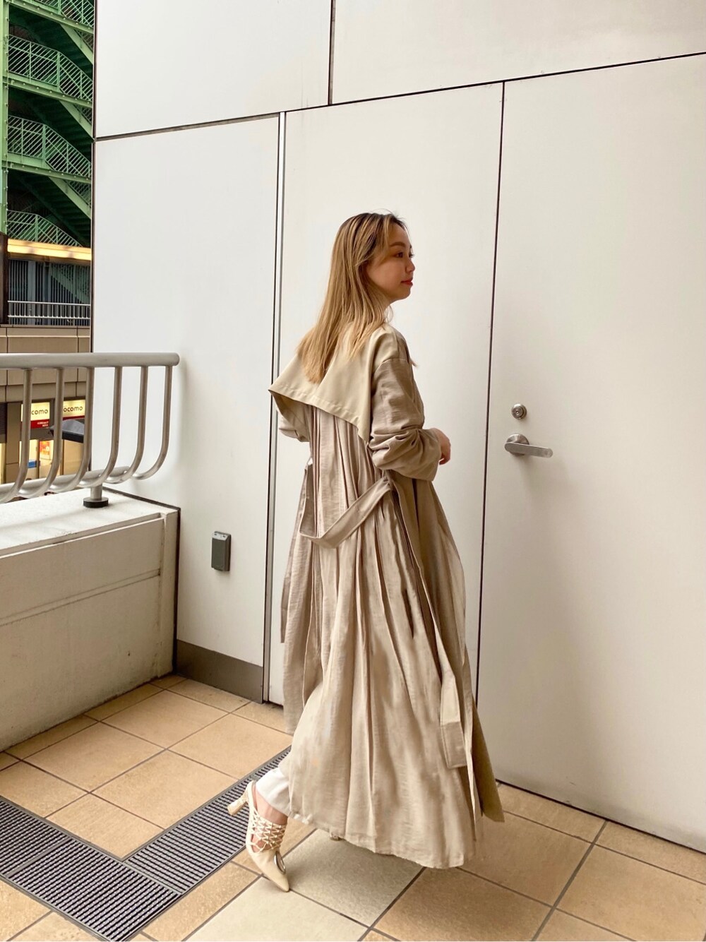 ベージュ系のその他アウター、ホワイト系のパンプス、ホワイト系のその他パンツを着用したレディースの春コーディネートの2枚目の写真