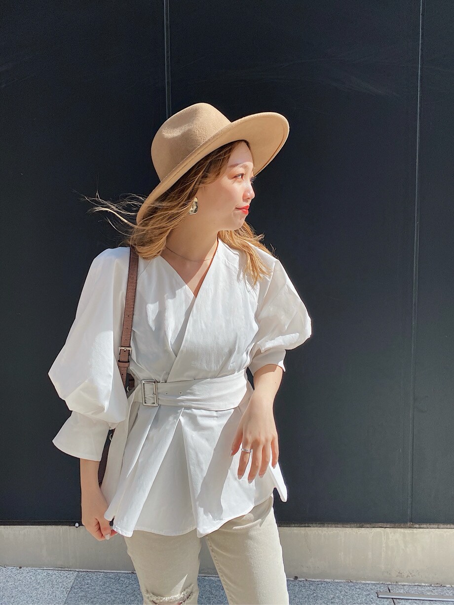 ホワイト系のシャツ/ブラウス、ホワイト系のサンダル、ピンク系のハンドバッグを着用したレディースの春コーディネートの2枚目の写真