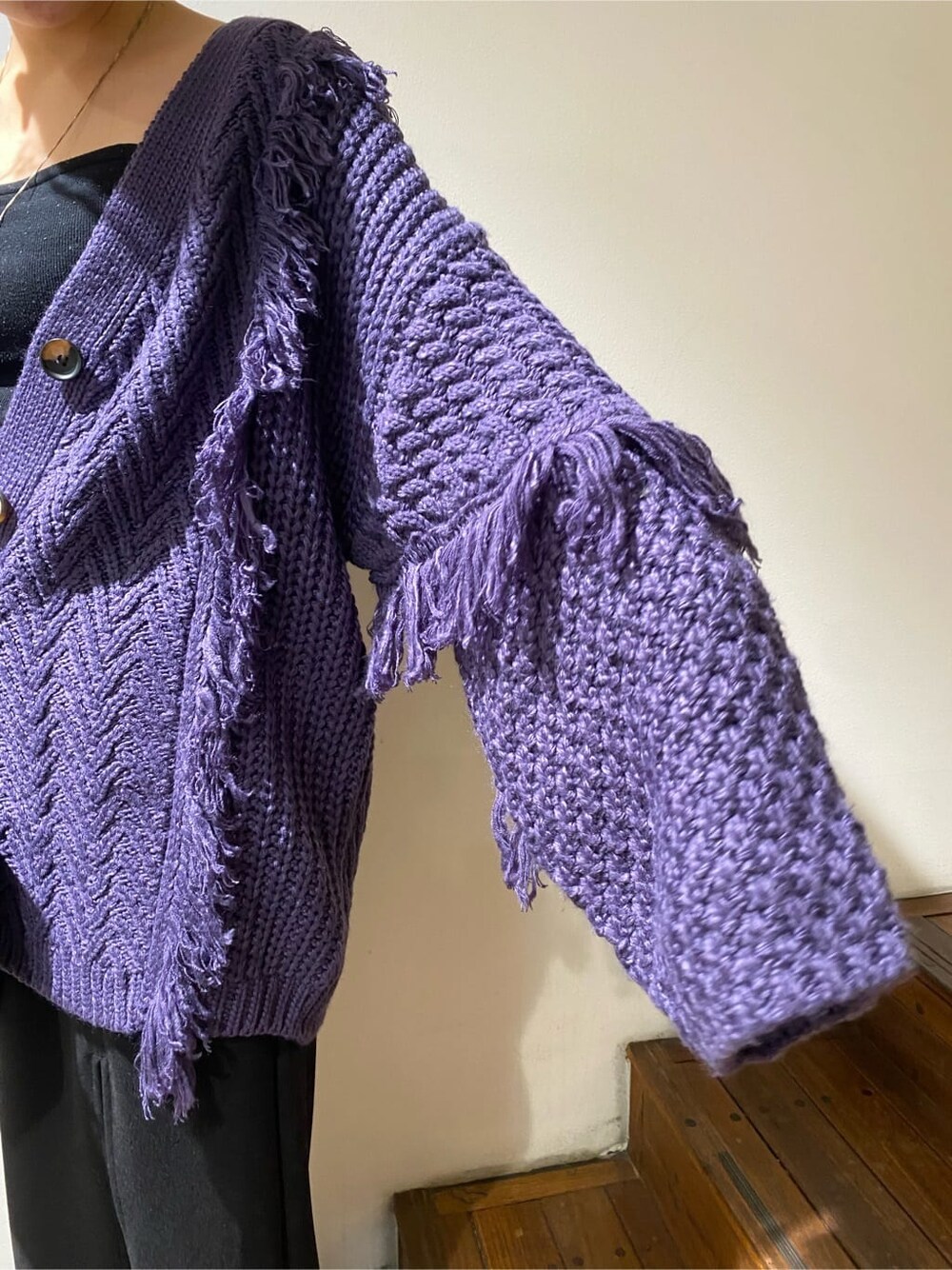 ブラック系のスカート、ブラック系のブーツ、パープル系のカーディガン/ボレロを着用したレディースの秋コーディネートの6枚目の写真