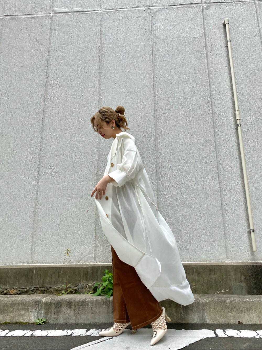 ホワイト系のパンプス、ホワイト系のニット/セーター、ブラウン系のその他パンツを着用したレディースの春コーディネートの3枚目の写真