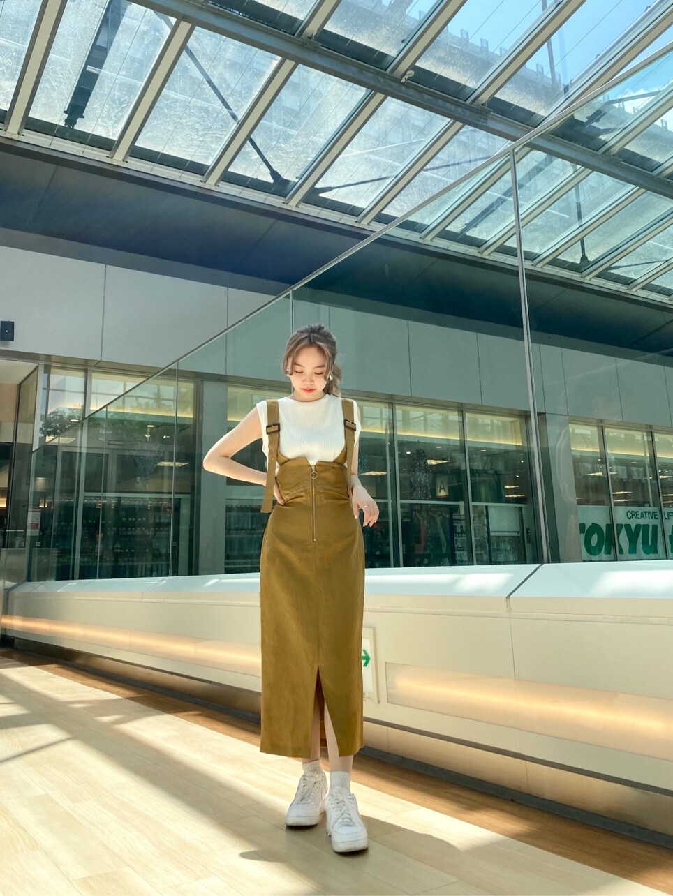 ホワイト系のニット/セーター、イエロー系のワンピースを着用したレディースの春コーディネートの2枚目の写真