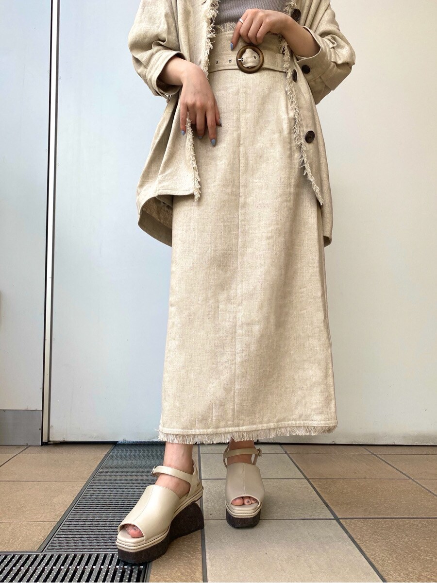 ホワイト系のスカート、ホワイト系のサンダル、ホワイト系のテーラードジャケットを着用したレディースの春コーディネートの5枚目の写真