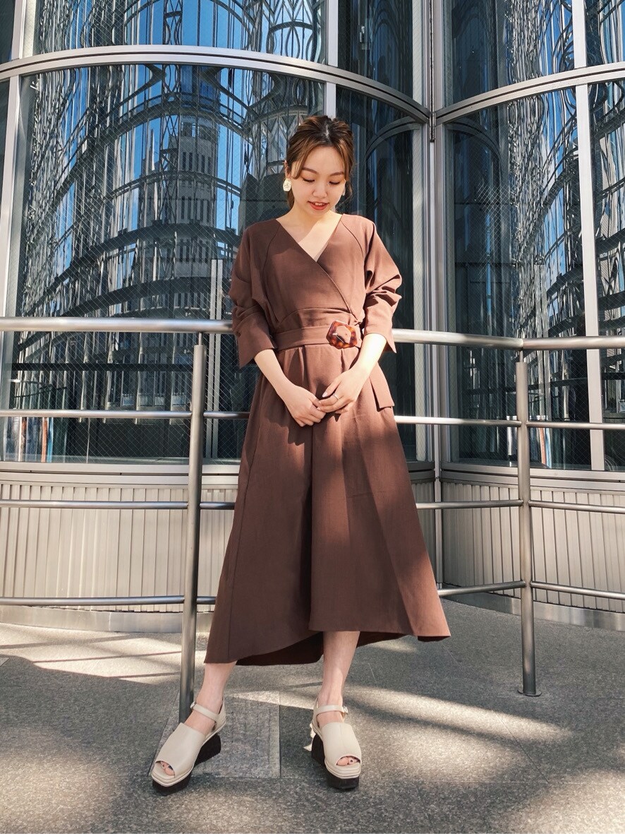 ブラウン系のワンピース、ホワイト系のサンダルを着用したレディースの春コーディネートの2枚目の写真