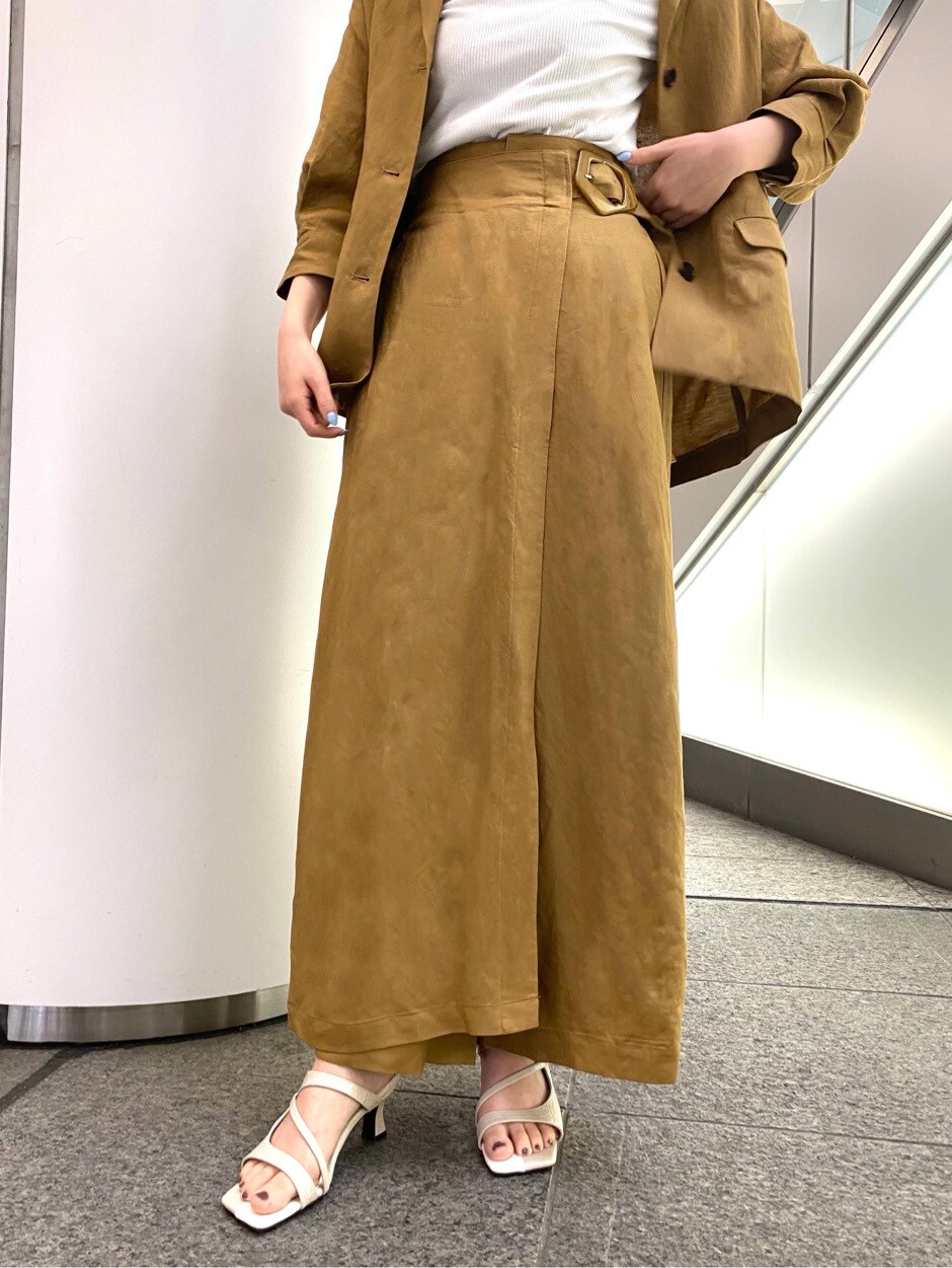 ブラウン系のテーラードジャケット、ブラウン系のその他パンツ、ホワイト系のサンダルを着用したレディースの春コーディネートの4枚目の写真