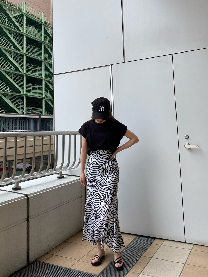 ブラック系のサンダル、その他のスカート、ブラック系のタンクトップを着用したレディースの夏コーディネートの2枚目の写真