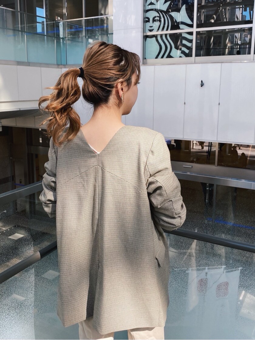 ホワイト系のその他パンツ、ホワイト系のサンダル、ベージュ系のハンドバッグを着用したレディースの春コーディネートの4枚目の写真