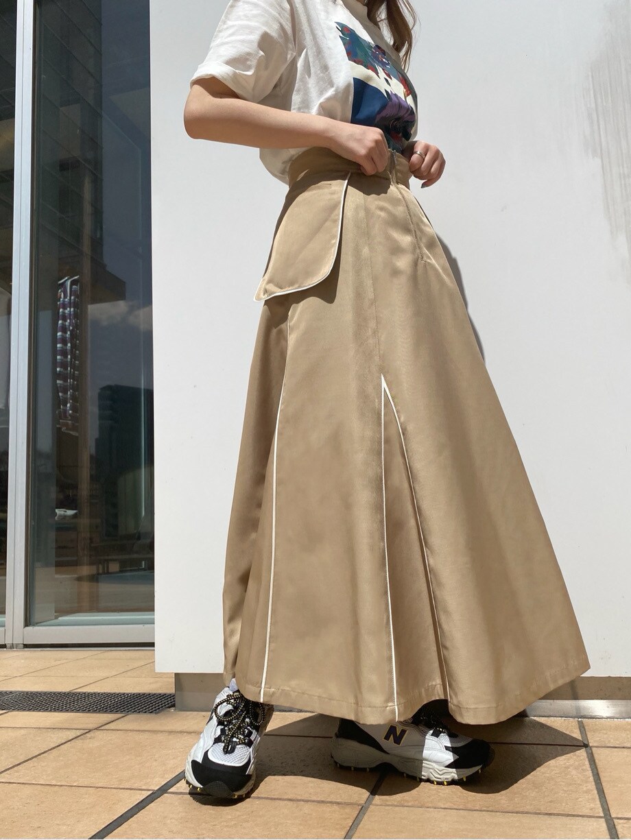 ベージュ系のスカート、ホワイト系のTシャツ/カットソーを着用したレディースの春コーディネートの3枚目の写真