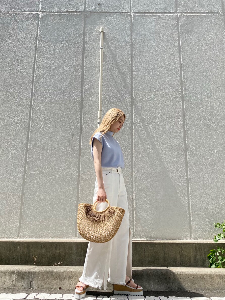 ベージュ系のかごバッグ、ブルー系のTシャツ/カットソー、ホワイト系のその他パンツを着用したレディースの春コーディネートの2枚目の写真
