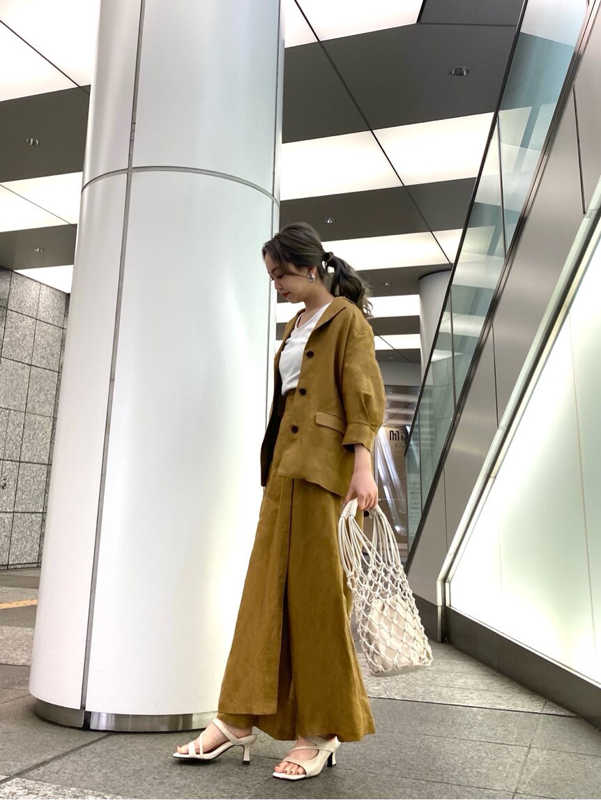 ブラウン系のテーラードジャケット、ブラウン系のその他パンツ、ホワイト系のサンダルを着用したレディースの春コーディネートの2枚目の写真