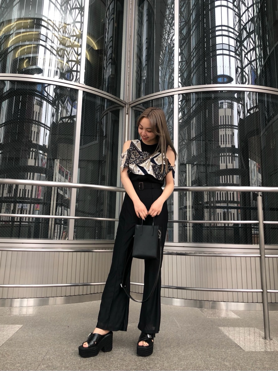 ブラック系のその他パンツ、ブラック系のサンダル、ブラック系のTシャツ/カットソーを着用したレディースの春コーディネートの2枚目の写真