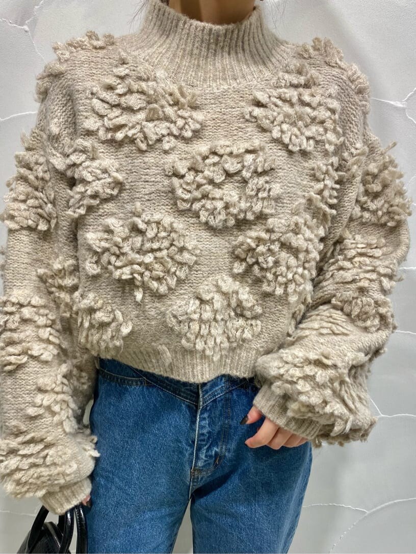 ブラック系のブーツ、ブルー系のデニムパンツ、ホワイト系のニット/セーターを着用したレディースの秋コーディネートの3枚目の写真