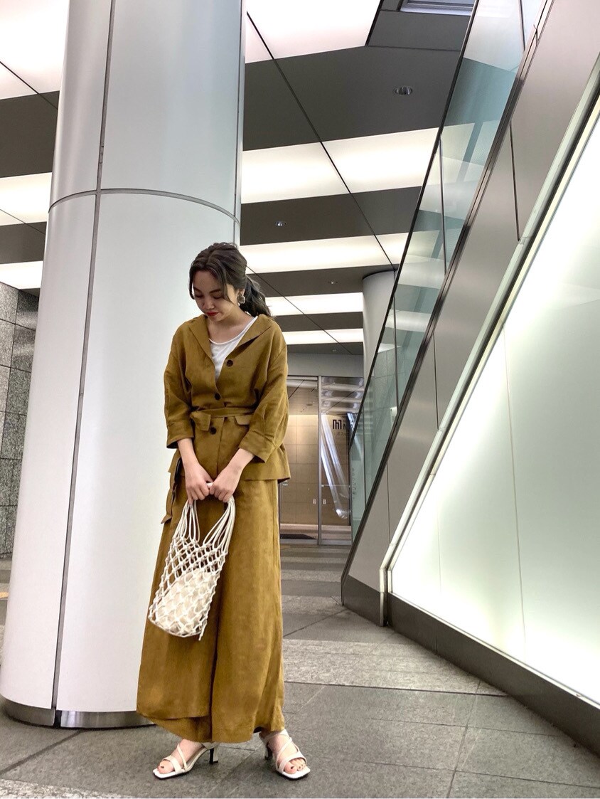 ブラウン系のテーラードジャケット、ブラウン系のその他パンツ、ホワイト系のサンダルを着用したレディースの春コーディネートの3枚目の写真