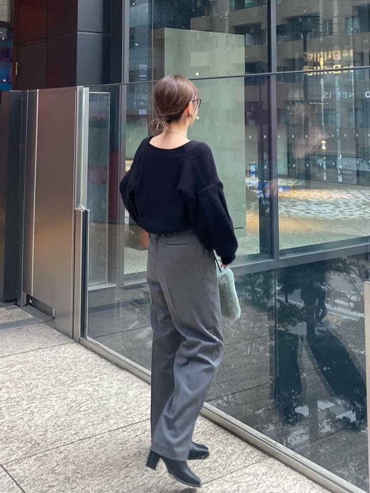 ブラック系のブーツ、グレー系のスラックス、ブラック系のカーディガン/ボレロを着用したレディースの秋コーディネートの5枚目の写真