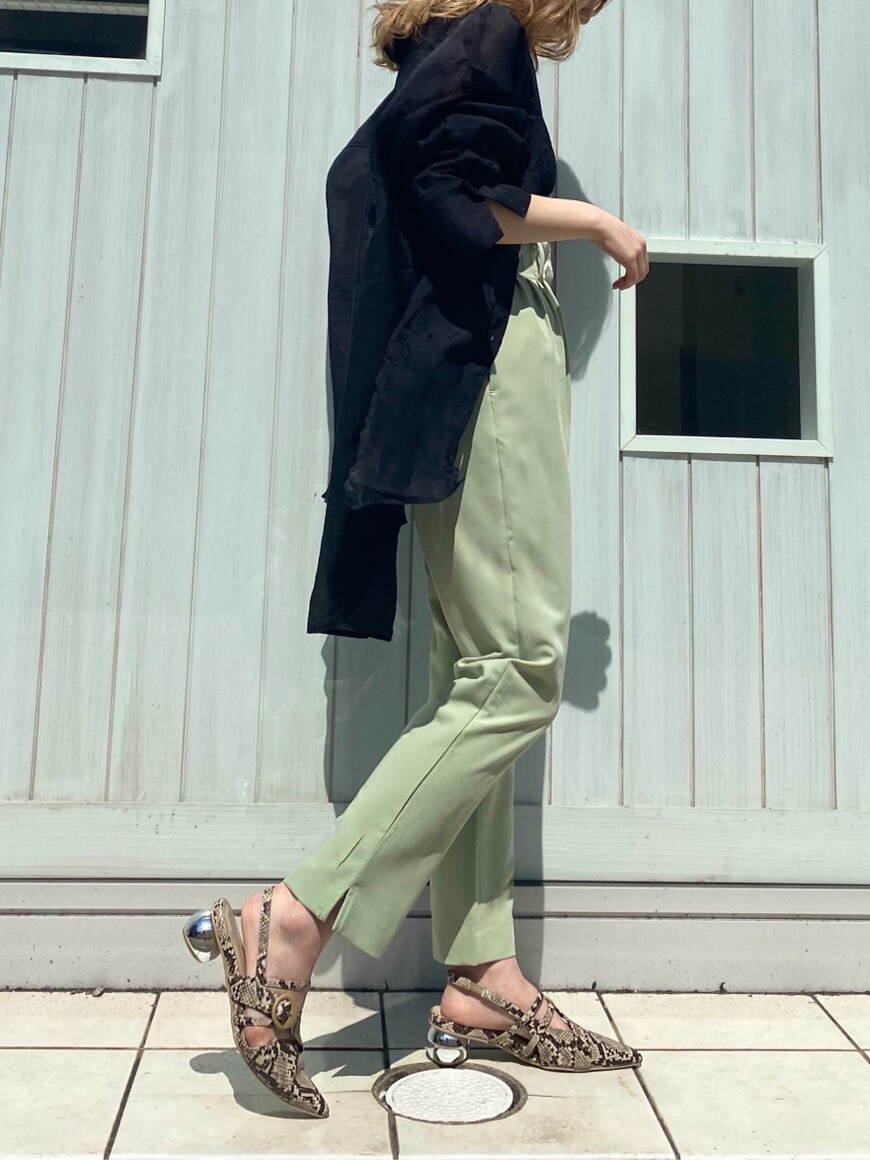 グリーン系のその他パンツ、ブラック系のシャツ/ブラウス、ブラック系のキャミソールを着用したレディースの春コーディネートの2枚目の写真