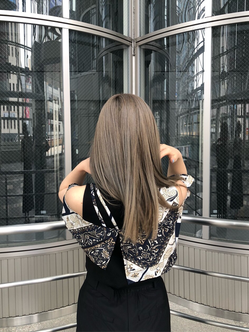 ブラック系のその他パンツ、ブラック系のサンダル、ブラック系のTシャツ/カットソーを着用したレディースの春コーディネートの5枚目の写真