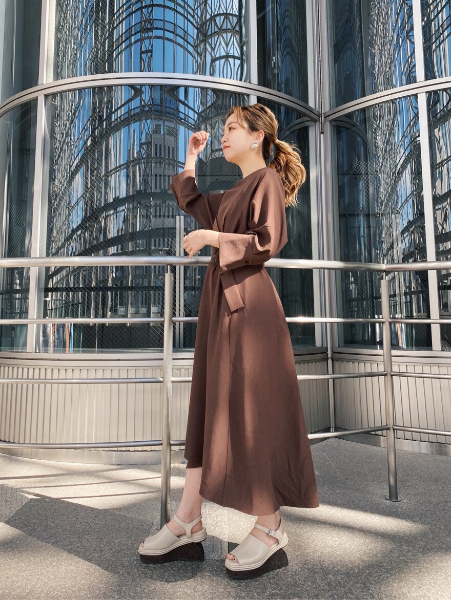 ブラウン系のワンピース、ホワイト系のサンダルを着用したレディースの春コーディネートの3枚目の写真