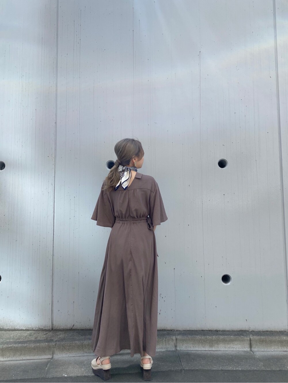 ホワイト系のサンダル、ベージュ系のワンピース、ホワイト系のストール/ショールを着用したレディースの春コーディネートの3枚目の写真