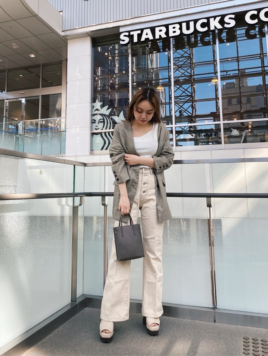 ホワイト系のその他パンツ、ホワイト系のサンダル、ベージュ系のハンドバッグを着用したレディースの春コーディネートの3枚目の写真