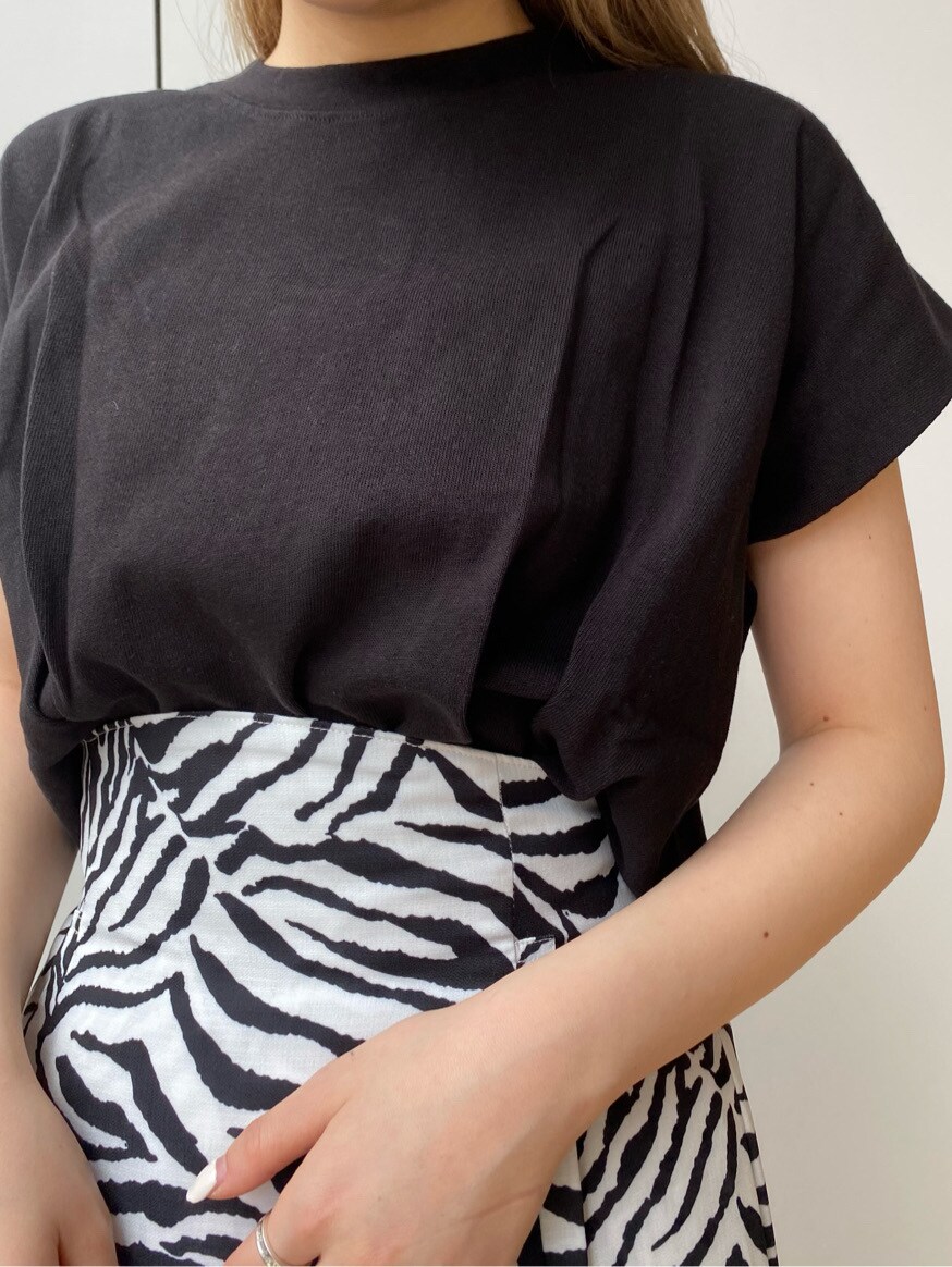 ブラック系のサンダル、その他のスカート、ブラック系のタンクトップを着用したレディースの夏コーディネートの5枚目の写真