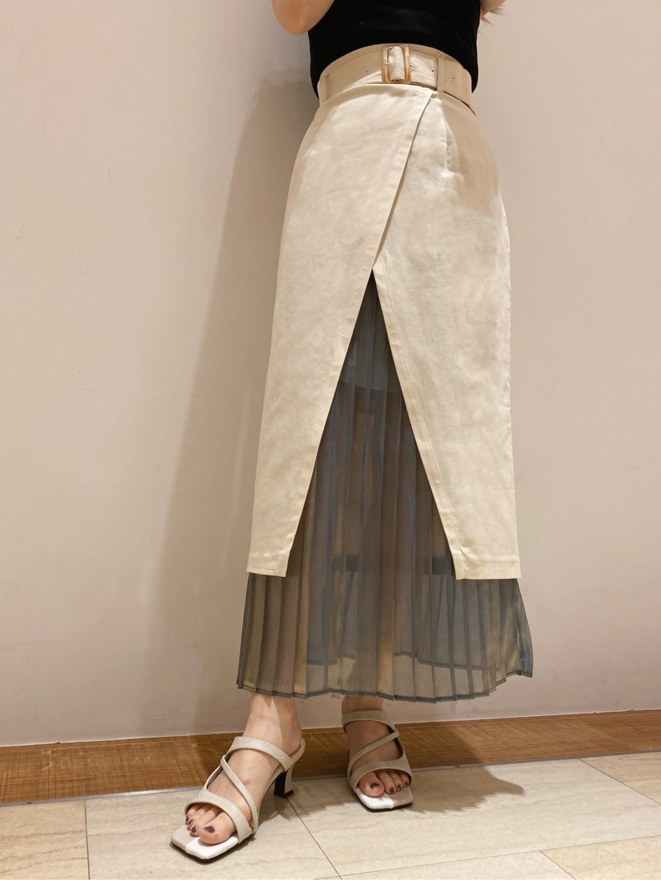 ホワイト系のスカート、ホワイト系のサンダル、ブラック系のニット/セーターを着用したレディースの春コーディネートの3枚目の写真