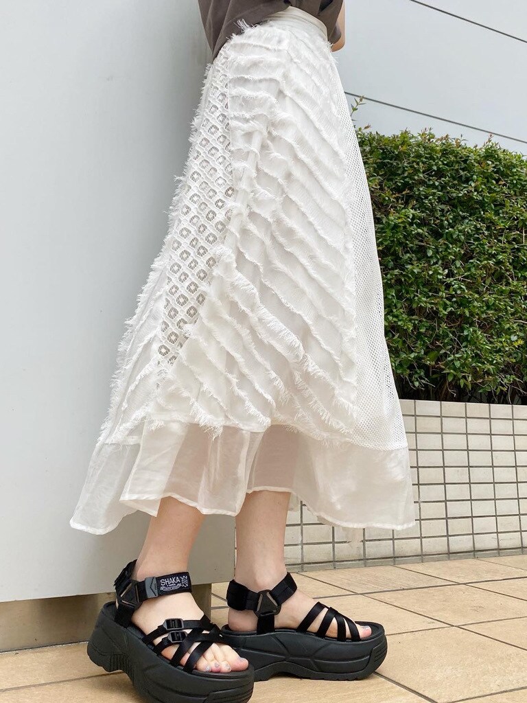 ブラック系のサンダル、ホワイト系のスカート、ベージュ系のタンクトップを着用したレディースの夏コーディネートの4枚目の写真