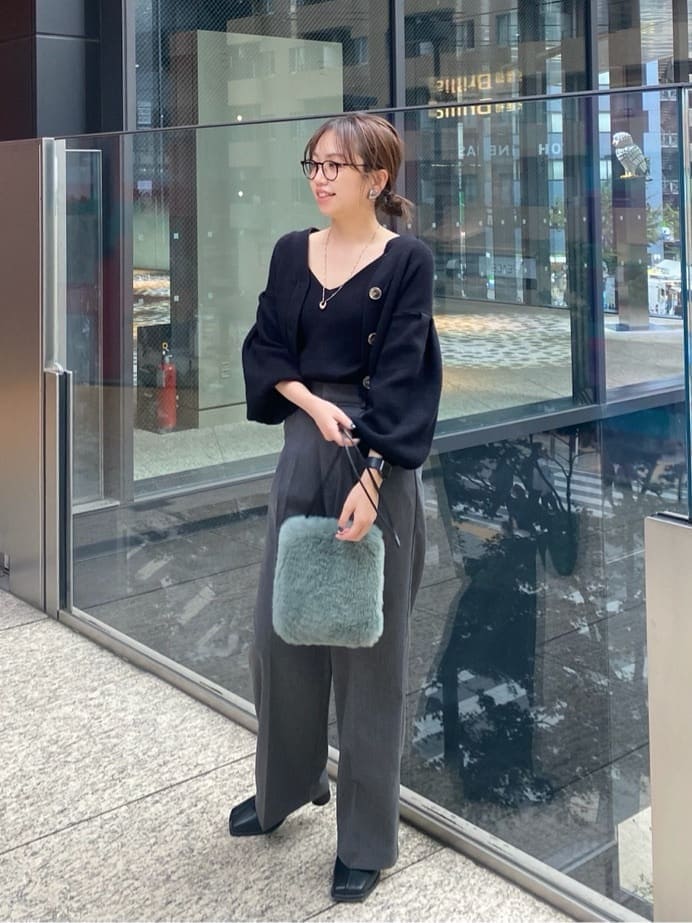 ブラック系のブーツ、グレー系のスラックス、ブラック系のカーディガン/ボレロを着用したレディースの秋コーディネートの4枚目の写真