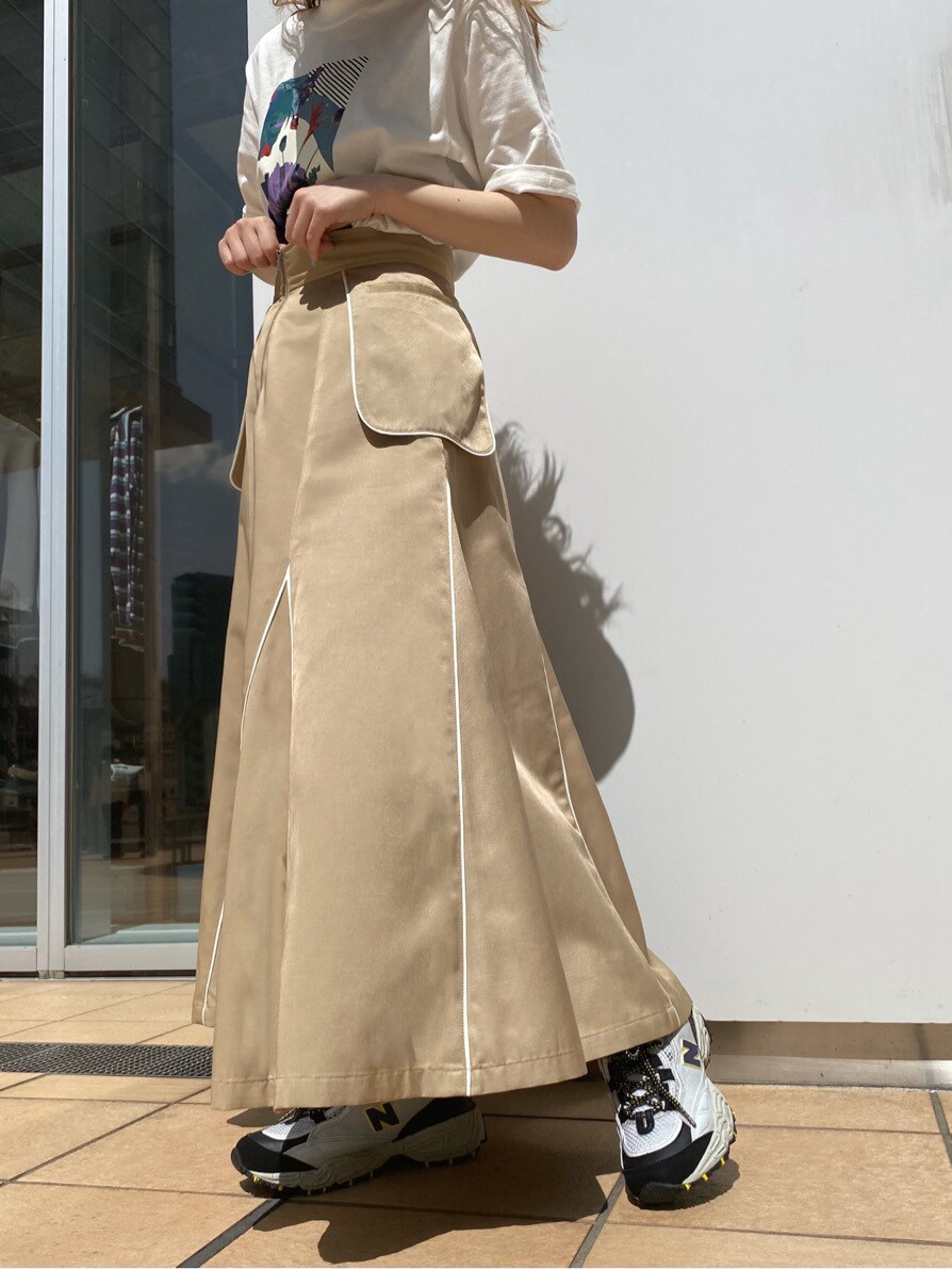 ベージュ系のスカート、ホワイト系のTシャツ/カットソーを着用したレディースの春コーディネートの4枚目の写真