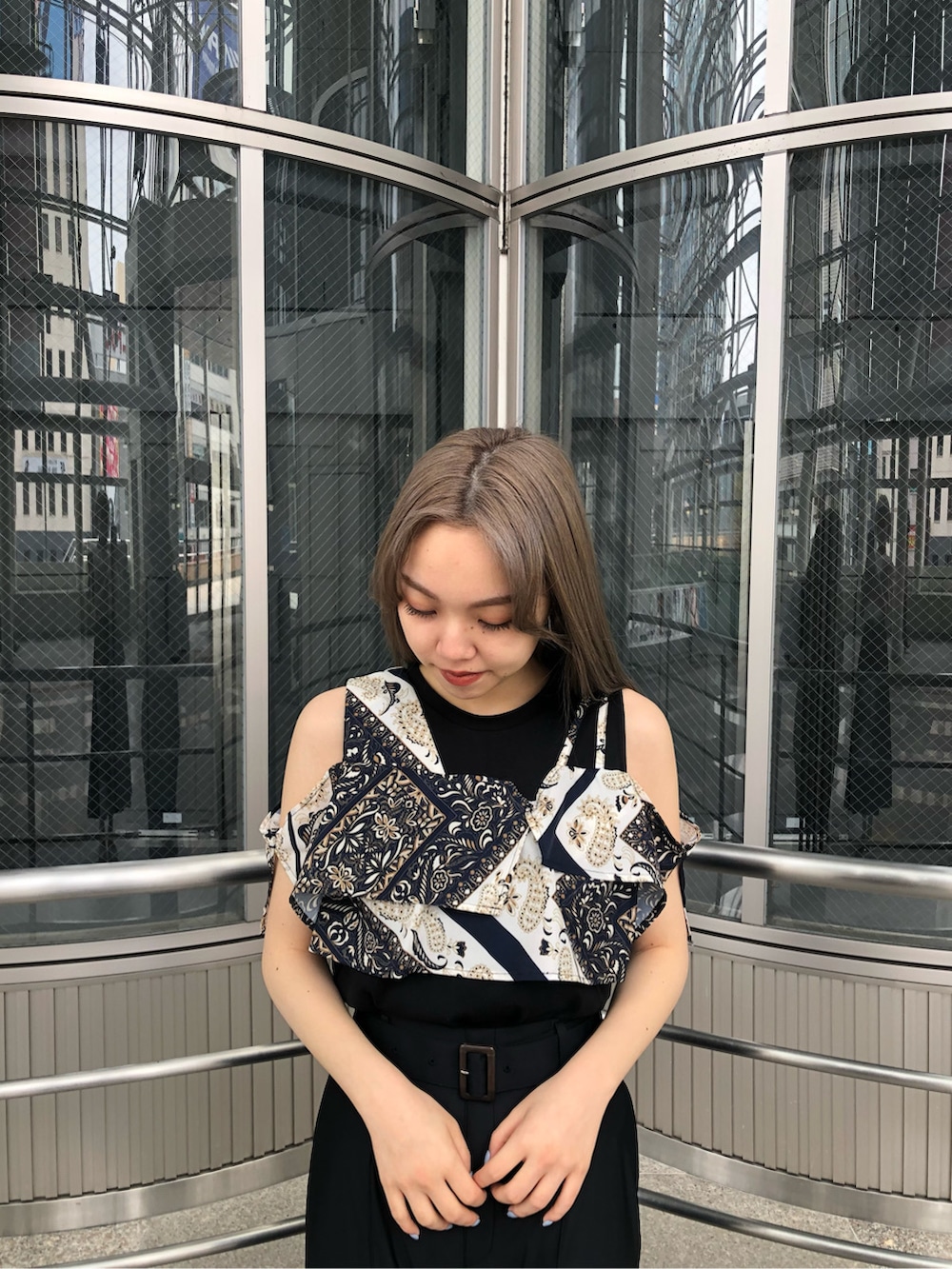 ブラック系のその他パンツ、ブラック系のサンダル、ブラック系のTシャツ/カットソーを着用したレディースの春コーディネートの4枚目の写真