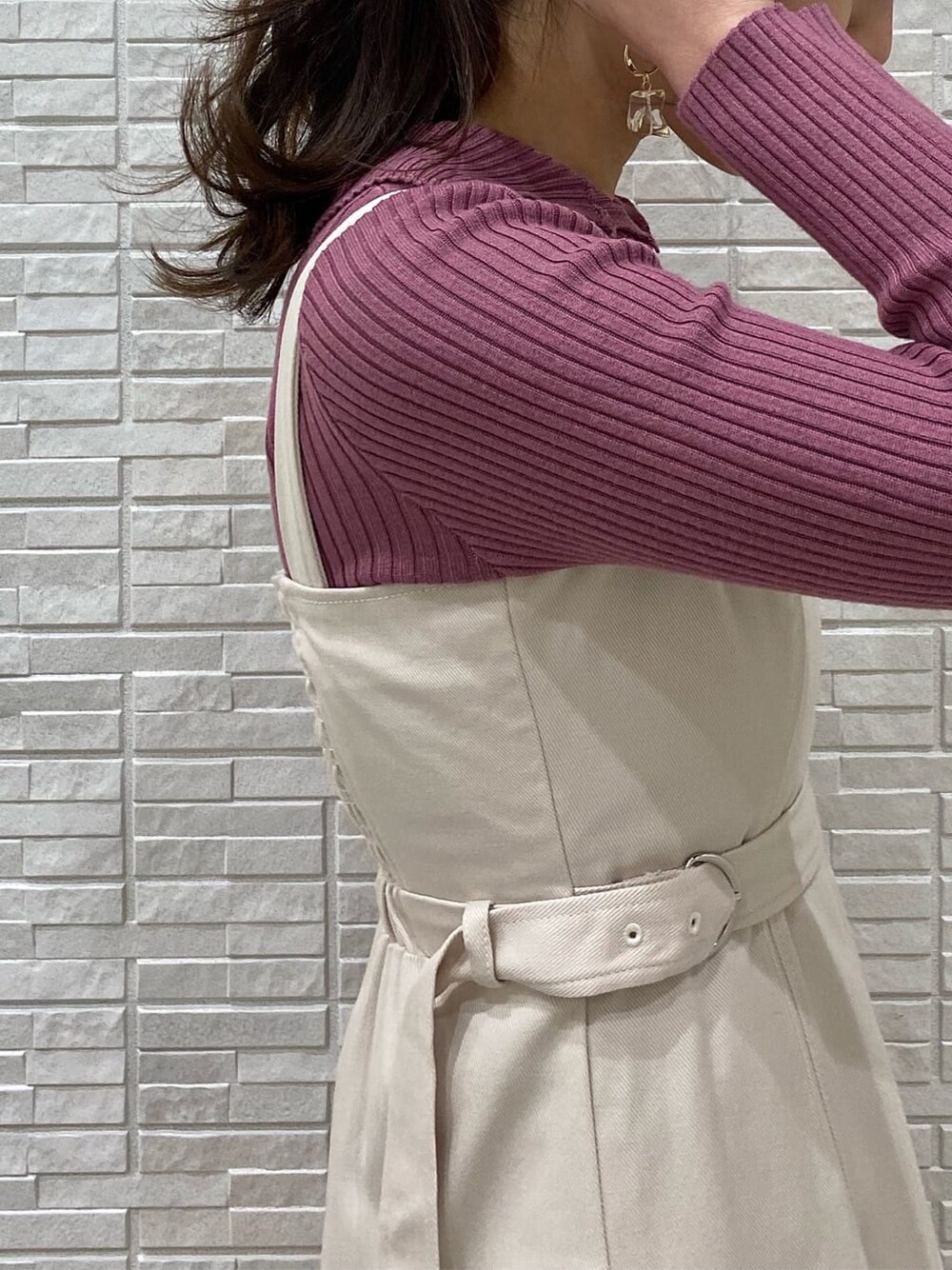 ベージュ系のパンプス、ホワイト系のワンピース、ピンク系のニット/セーターを着用したレディースの冬コーディネートの8枚目の写真