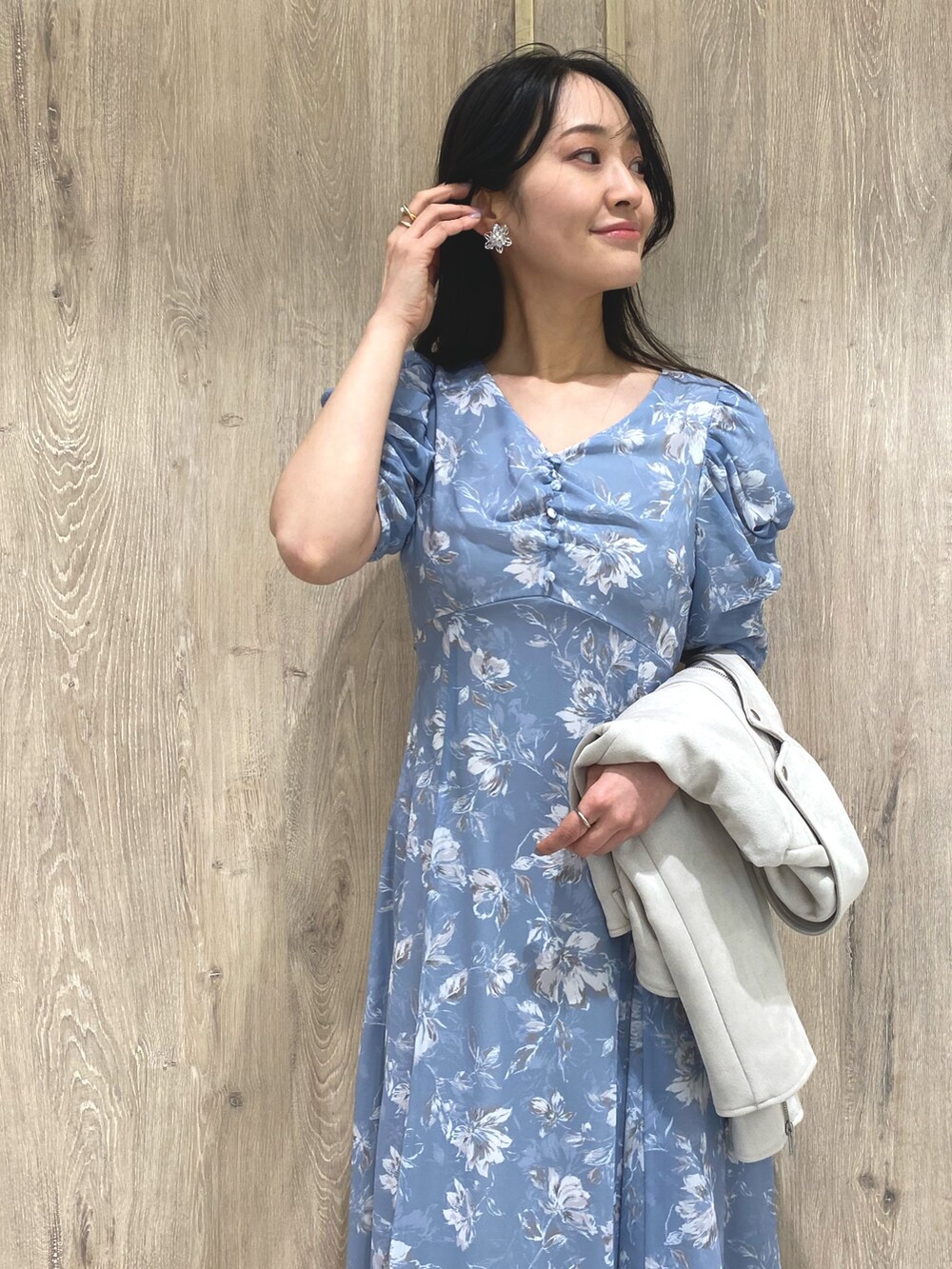 ブルー系のワンピース、ピンク系のライダースジャケット、ホワイト系のローファーを着用したレディースの冬コーディネートの6枚目の写真