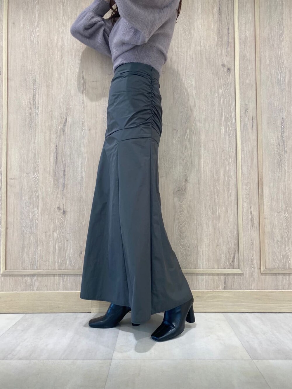 ブラック系のブーツ、グレー系のスカート、グレー系のスカートを着用したレディースの秋コーディネートの7枚目の写真