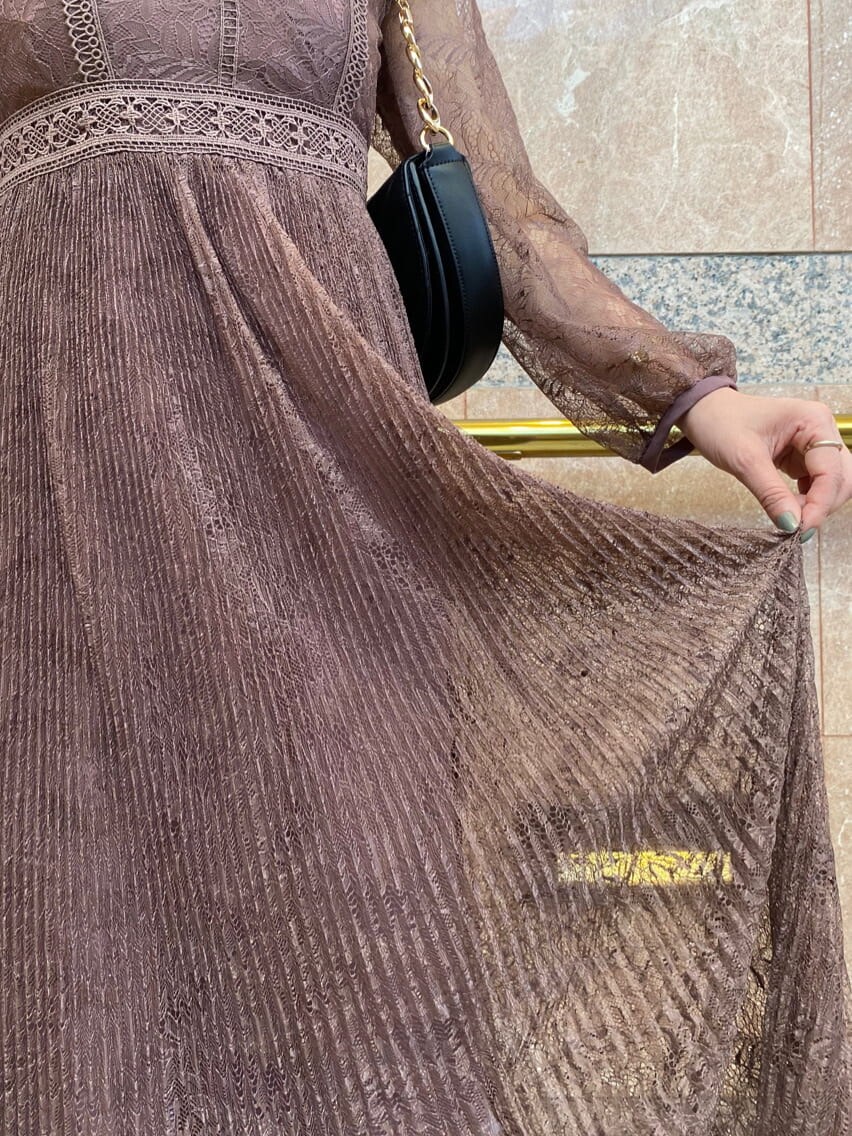 ブラック系のキャミソール、ブラック系のパンプス、ブラック系のハンドバッグを着用したレディースの秋コーディネートの9枚目の写真