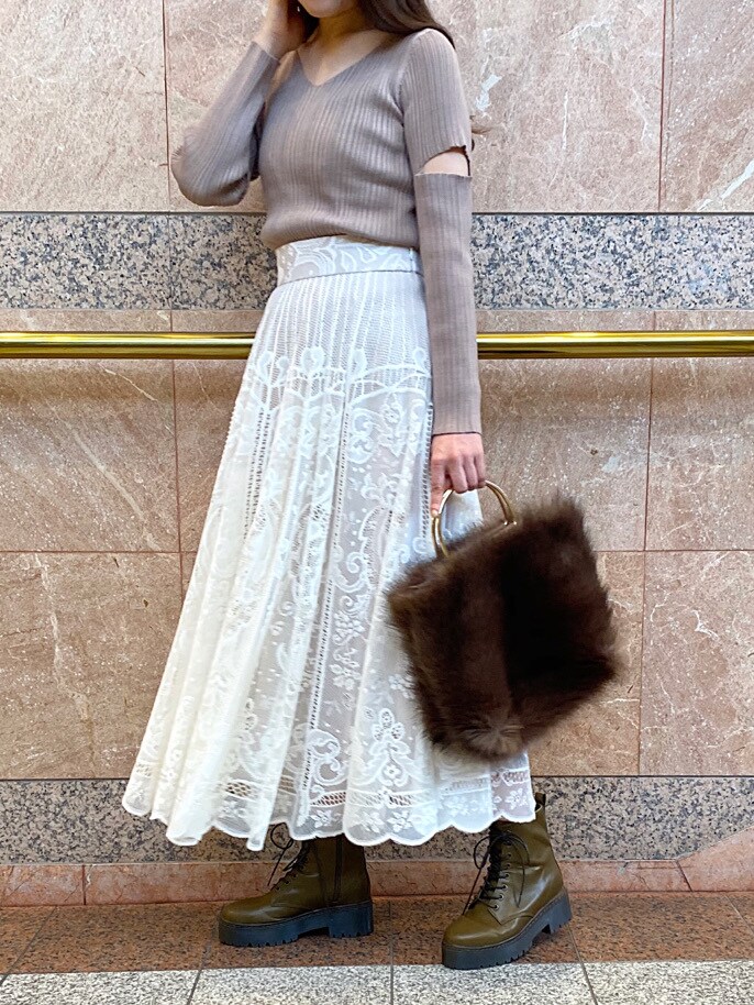 ベージュ系のニット/セーター、ベージュ系のイヤリングを着用したレディースの秋コーディネートの3枚目の写真