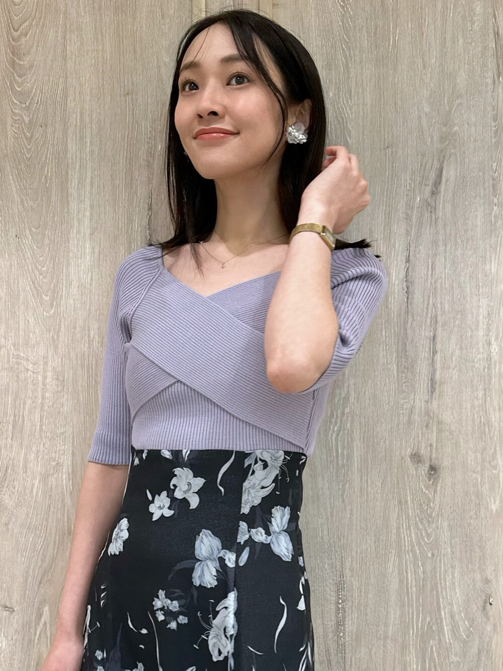 パープル系のワンピース、その他のサンダル、ゴールド系のイヤリングを着用したレディースの春コーディネートの4枚目の写真