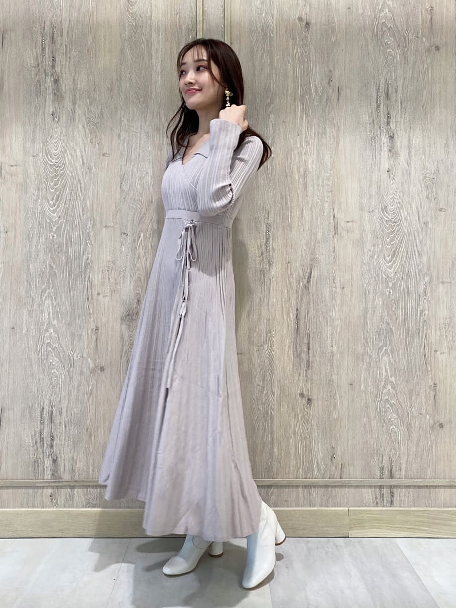 ホワイト系のその他シューズ、ピンク系のチェスターコート、ベージュ系のワンピースを着用したレディースの秋コーディネートの6枚目の写真