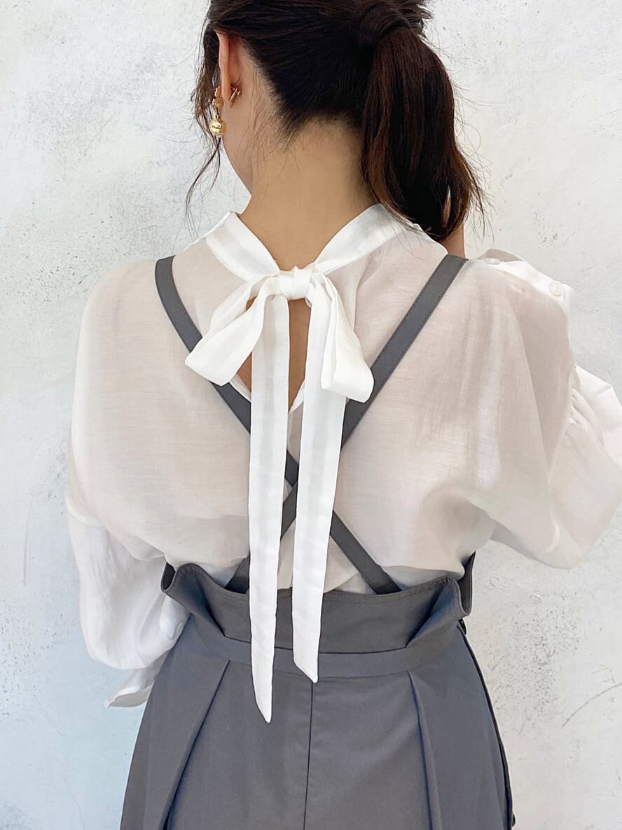 ホワイト系のシャツ/ブラウス、ベージュ系のスカート、ベージュ系のハンドバッグを着用したレディースの夏コーディネートの9枚目の写真