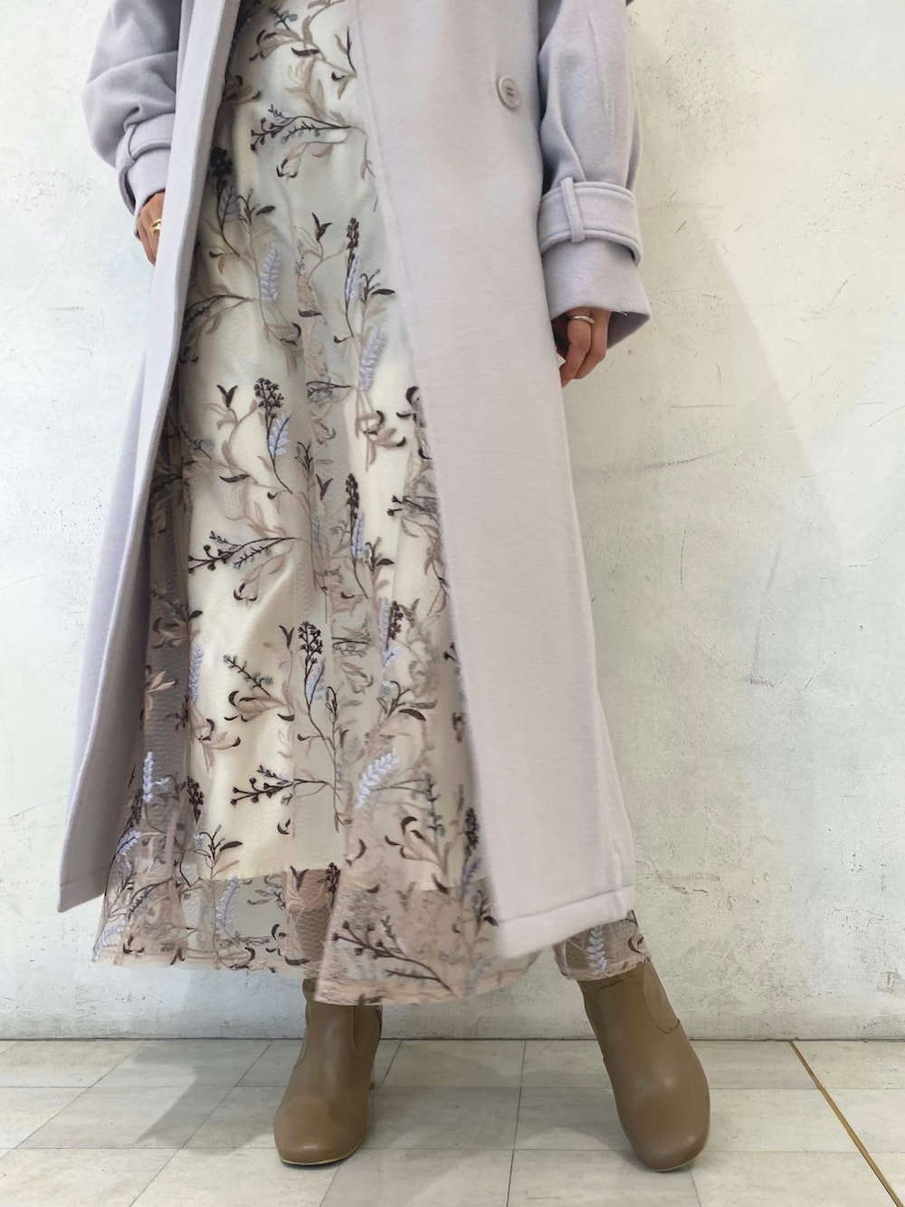 ブラウン系のニット/セーター、グレー系のその他アウター、ベージュ系のブーツを着用したレディースの秋コーディネートの7枚目の写真