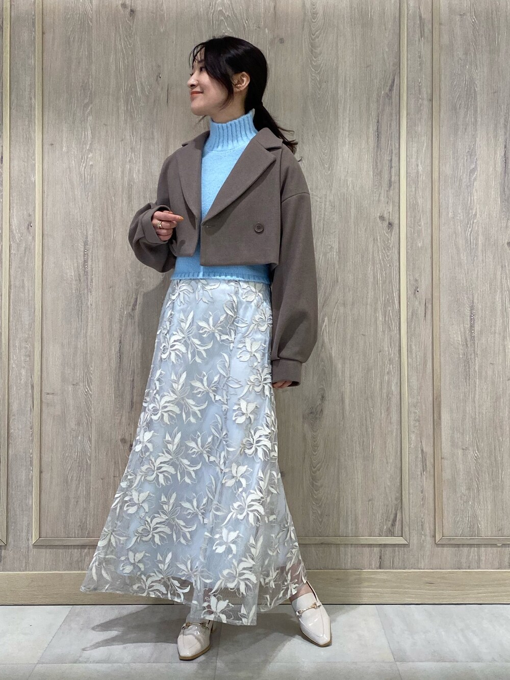 ブラウン系のその他アウター、ホワイト系のローファー、ブルー系のニット/セーターを着用したレディースの秋コーディネートの4枚目の写真