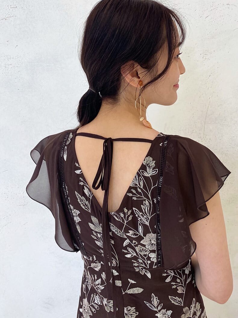 ホワイト系のTシャツ/カットソー、ホワイト系のサンダル、ブラウン系のワンピースを着用したレディースの春コーディネートの4枚目の写真