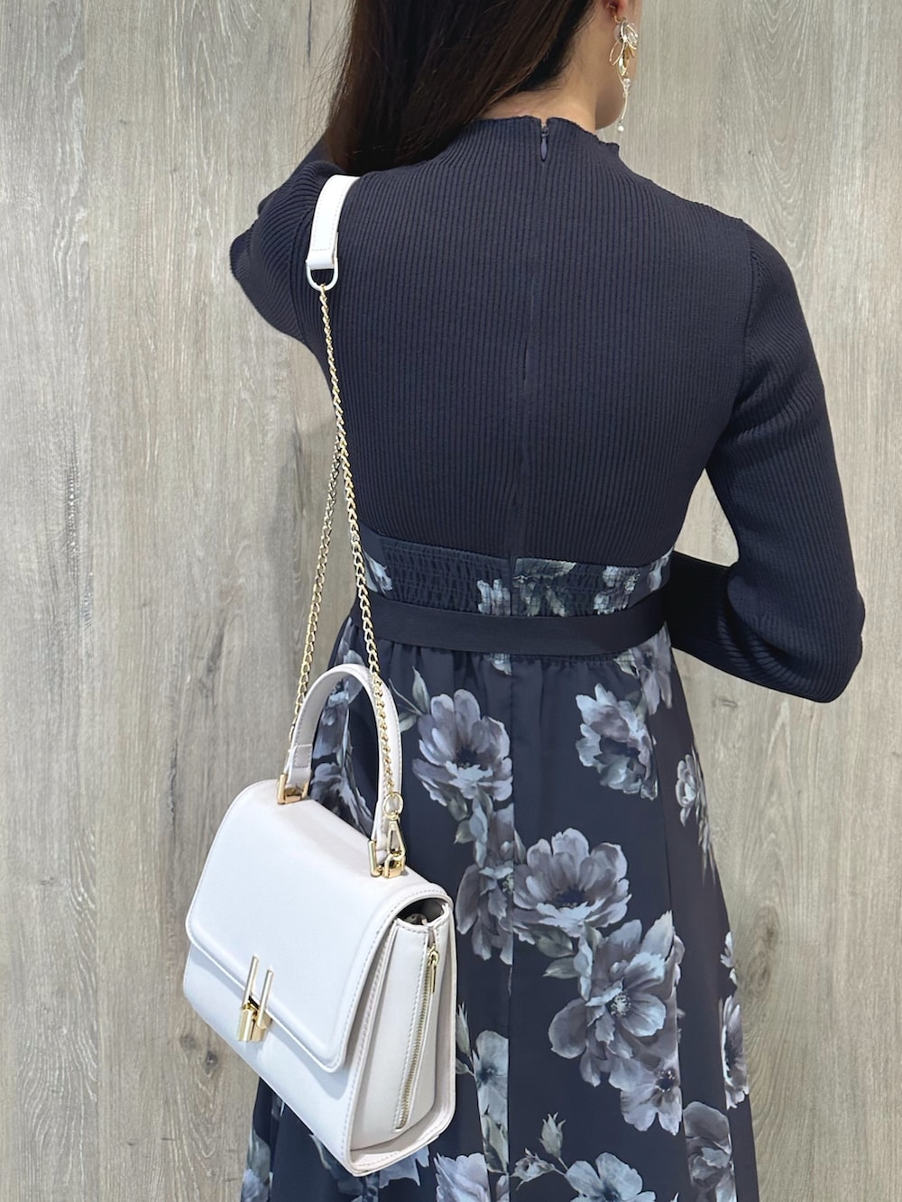 ピンク系のショルダーバッグ、ブラウン系のパンプス、パープル系のワンピースを着用したレディースの秋コーディネートの8枚目の写真