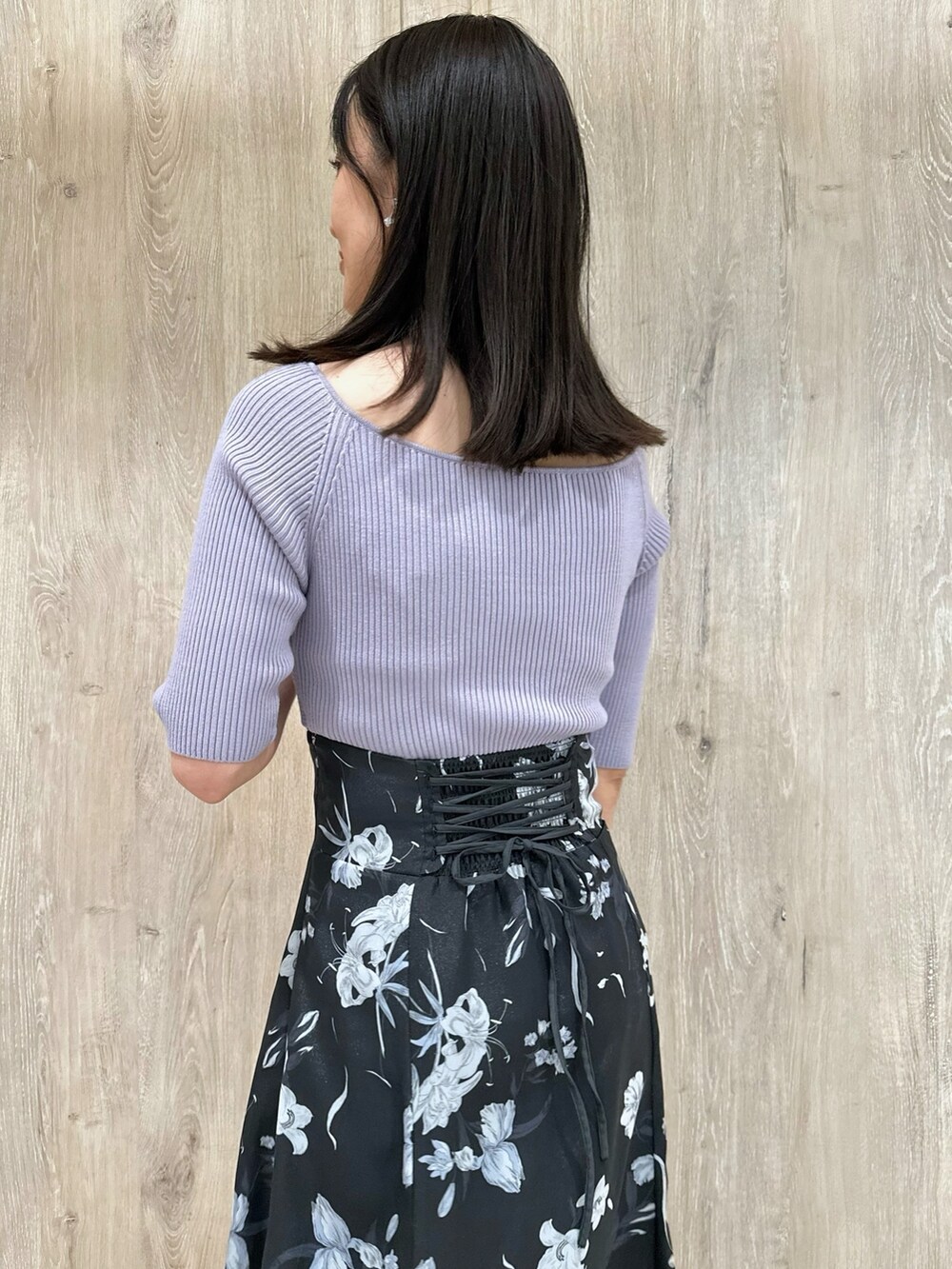 パープル系のワンピース、その他のサンダル、ゴールド系のイヤリングを着用したレディースの春コーディネートの6枚目の写真